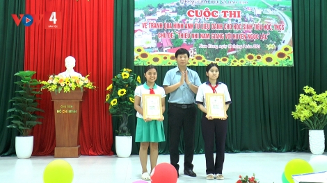 NAM GIANG BHRỢ G’LUH TR’THI VẼ TRANH “P’NIÊN K’TỨI NAM GIANG LÂNG CHR’HOONG NGỌC LẶC”