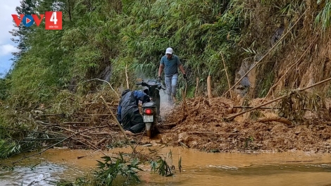 Mưa lớn gây ách tắc quốc lộ 32 đi Mù Cang Chải (Yên Bái)