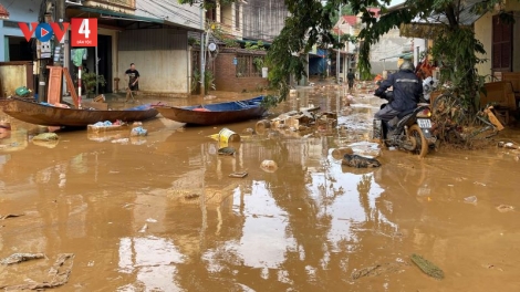 Thành phố Yên Bái ngập bùn, rác sau lũ