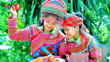 NHỮNG CÁNH HOA XUÂN (Trên chất liệu múa Mông)