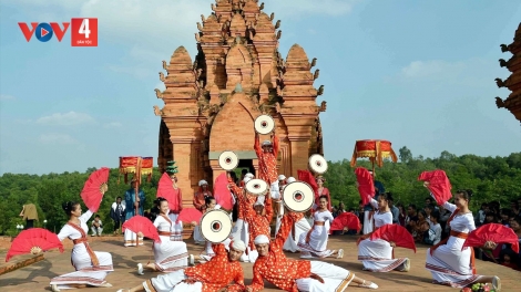 Múa Chăm: "BẾN NƯỚC TÌNH YÊU"  