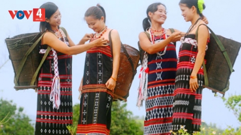 CÔ GÁI TRÊN NƯƠNG