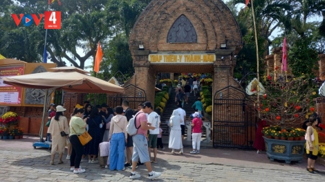 DU LỊCH KHÁNH HÒA BƠƠN 1.350 TỶ ĐỒNG BÊL TẾT ẤT TỴ