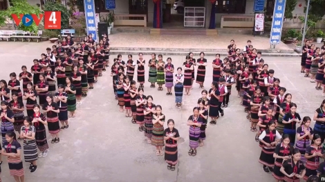HỌC SINH CƠ TU LÂNG LOOM CHĂP KIÊNG VĂN HÓA MA NUYH ĐAY