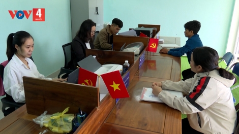 NGƯỜI DÂN VÙNG CAO CHIA SẺ KHÓ KHĂN VỚI CÁN BỘ XÃ
