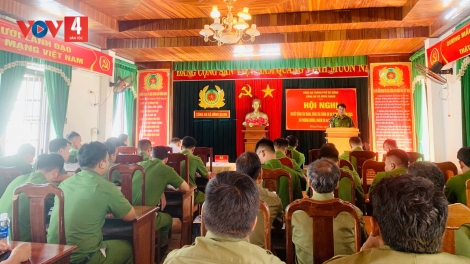 CÔNG AN CHR’VAL ĐÔNG GIANG K’ĐƯƠI ĐHANUÔR PA ĐỚP 5 BÊỆ SÚNG ÂNG APÊÊ MA BHRỢ