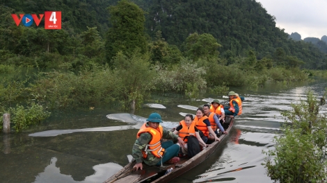 CÔ GIÁO BHẶ K’COON K’TỨI PÊÊ CHU BOỌ BHUÔNG LƯƠT DZANG TUH ĐOỌNG CHÔ MOOT OOY VÊÊL DẠY HỌC