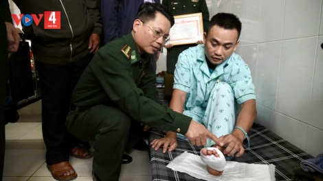 CHER ĐOỌNG BẰNG KHEN THIẾU TÁ BIÊN PHÒNG GRƠƠ NHOOL CHÔ MOOT ĐHỊ ZR’LỤ TUH BHLONG TRÔNG DÂC ĐHANUÔR