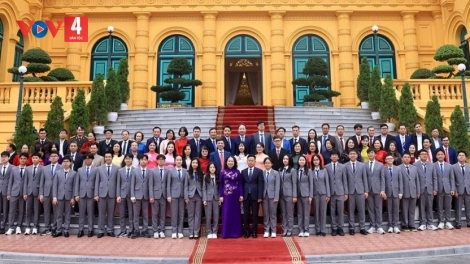 PHÓ CHỦ TỊCH NƯỚC LƯM LÂNG CHER HUÂN CHƯƠNG LAO ĐỘNG ĐOỌNG HA HỌC SINH BƠƠN CHA NER OLYMPIC