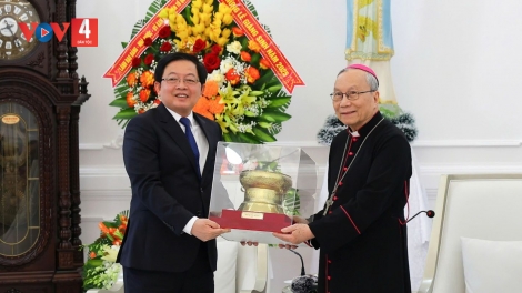 PHÓ THỦ TƯỚNG HỒ QUỐC DŨNG LƯM, HƠNH DEH GIÁNG SINH ĐHỊ TÒA TỔNG GIÁM MỤC HUẾ