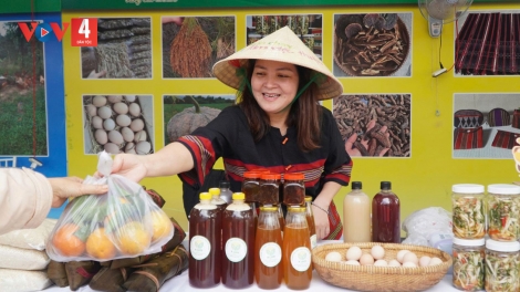 HUẾ: PHIÊN CHỢ  ZR'LỤ DA DING CA COONG P'TÊÊT ĐƯƠI DUA BH'NƠƠN BH'RỢ DA DING CA COONG