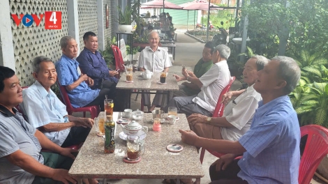 រូបមន្តសម្ងាត់នៃការរស់នៅបានយូររបស់មនុស្សចាស់នៅសង្កាត់ដាវថាញ់  