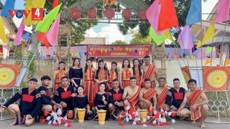 PỈ NOỌNG BẠI DÂN TỘC DÚ SLẢNH ĐẮK LẮK NẢO NIỂT RẲP PÀY ĐẠI HỘI XIV CÚA ĐẢNG