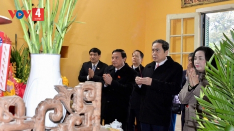 CHỦ TỊCH QUỐC HỘI TRẦN THANH MẪN BĂT HƯƠNG HAY  TƯƠC CHỦ TỊCH HỒ CHÍ MINH ĐHỊ ĐÔNG 67