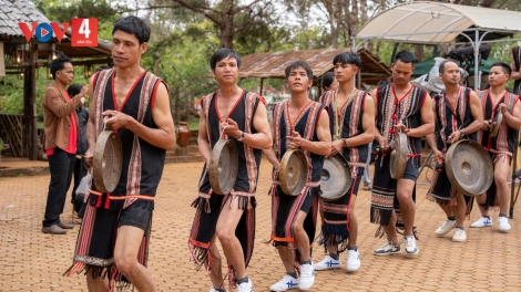 R’RỘ R’RĂM BHIÊC BHAN C’LÂNG PHỐ “CHR’VA TÂN ĐÔR MĂNG ĐEN” RA DIU T’NGAY 3 TẾT