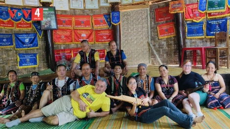 Podcast:  NGƯỜI CƠ TU HỌC TIẾNG ANH ĐỂ LÀM DU LỊCH