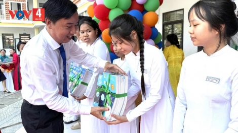 CHR’VAL TR’NƠỢP COH PRANG K’TIÊC K’RUUNG ĐOỌNG BHA AR GIÁO KHOA DOỌ PAY ZÊN HA HỌC SINH