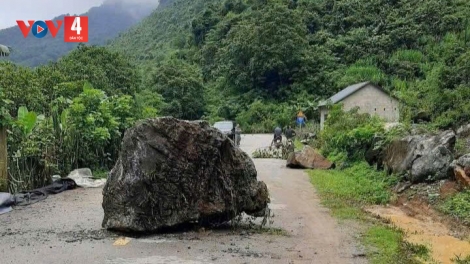 Sạt lở đá làm đổ nhà dân tại Cao Bằng