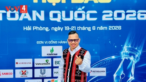 NHÀ BÁO ALĂNG NGƯỚC VÀ TÌNH YÊU VỚI VÙNG CAO