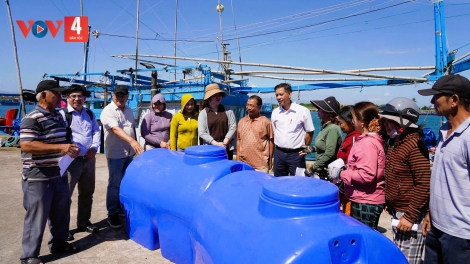 Tặng bồn chứa nước ngọt tiếp sức ngư dân Đắk Lắk vươn khơi bám biển