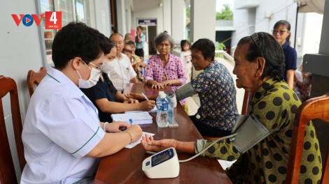 Hội thầy thuốc trẻ TP.HCM chăm sóc sức khỏe và trao quà cho 400 gia đình tại An Giang