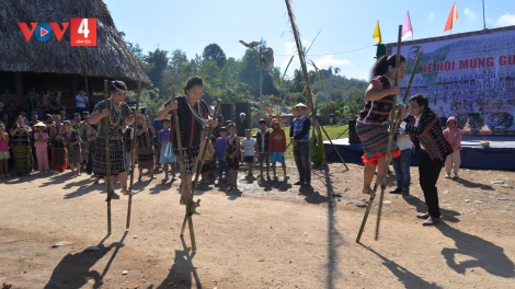 CHIỀU TRÊN LÀNG CƠ TU 