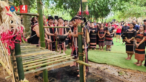 Người Xê Đăng cúng máng nước không thể thiếu con dúi