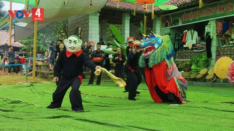 Rực rỡ sắc màu chợ phiên Tết Độc lập tại làng Văn hóa