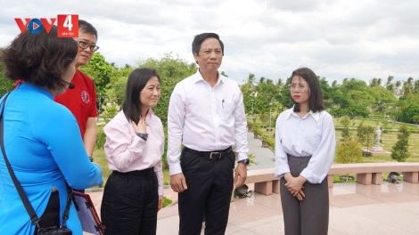 ĐẠI SỨ HOA KỲ ĐHỊ VIỆT NAM BĂT HƯƠNG ĐHỊ THÀNH CỔ QUẢNG TRỊ