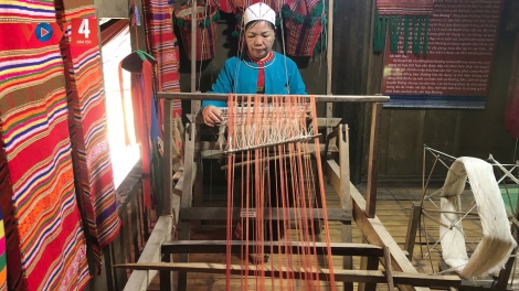 Nuôi tằm, ươm tơ và kỹ thuật cài hoa văn độc đáo của người Mường