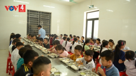 Chăm lo bữa ăn bán trú cho học sinh vùng biên Nhi Sơn