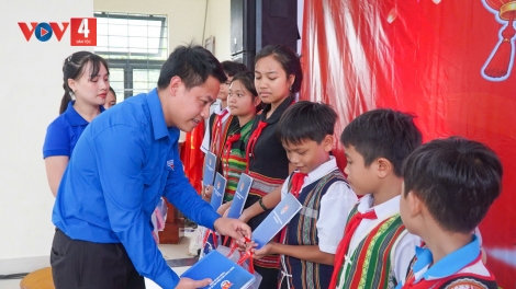 Trao quà Trung thu đến học sinh vùng núi Đà Nẵng