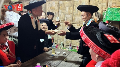 Trao phong thư trong hôn lễ người Dao Đỏ