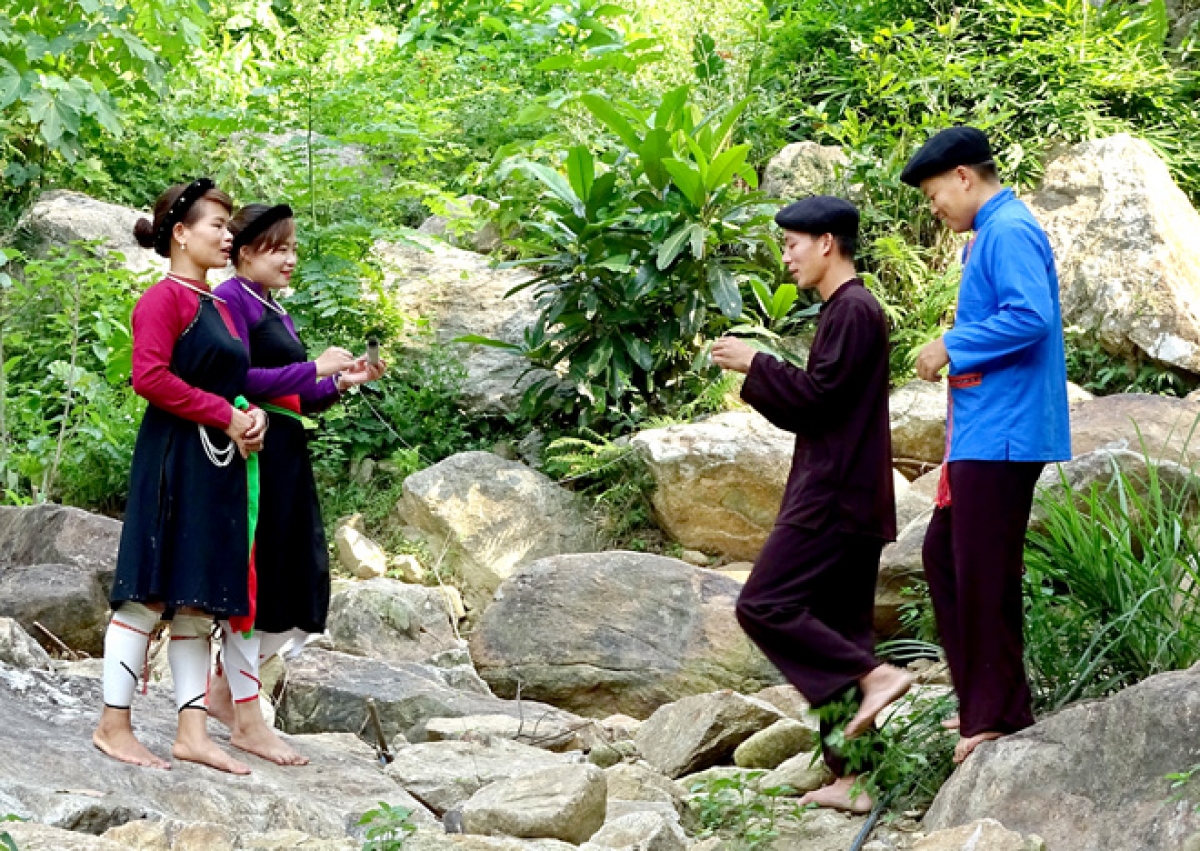 Tiết mục hát ống “Sình ca tỏ tình hẹn ước” của các đôi nam nữ. Ảnh:sovhttdltuyenquang.vn