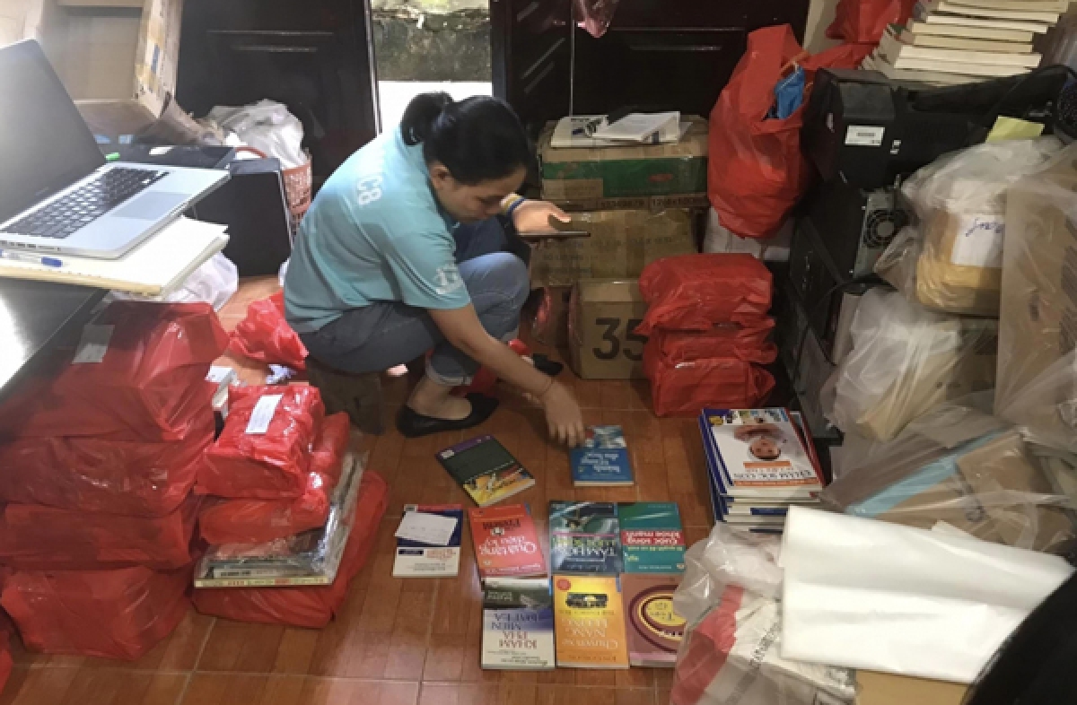 Nhóm Niềm Tin gom sách thực hiện dự án Tủ sách vùng cao.