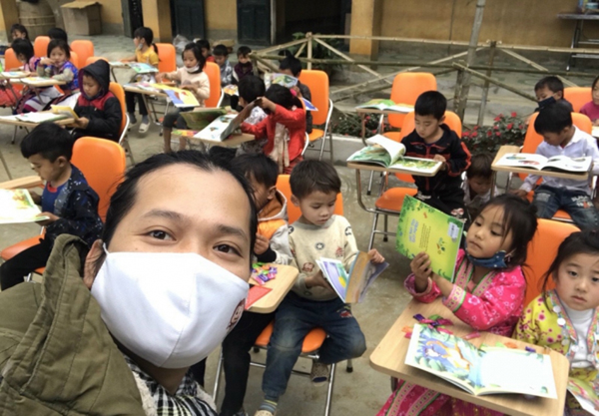 Hoàng Hoa Trung và các em nhỏ vùng cao.