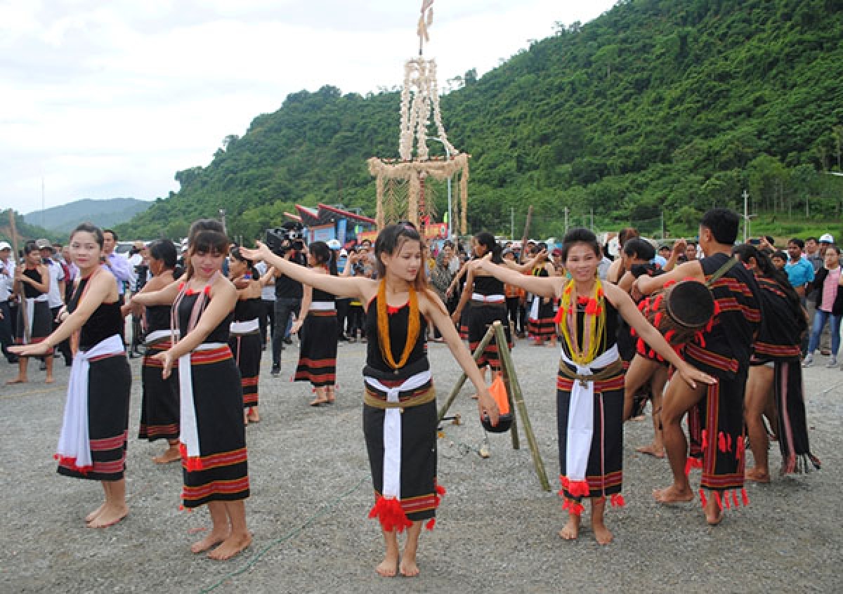 Đồng bào Ca Dong mừng lễ hội (ảnh minh hoạ)