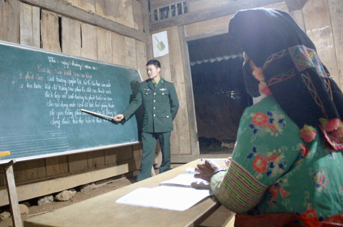 Ai cũng miệt mài, mong học được "cái chữ"...