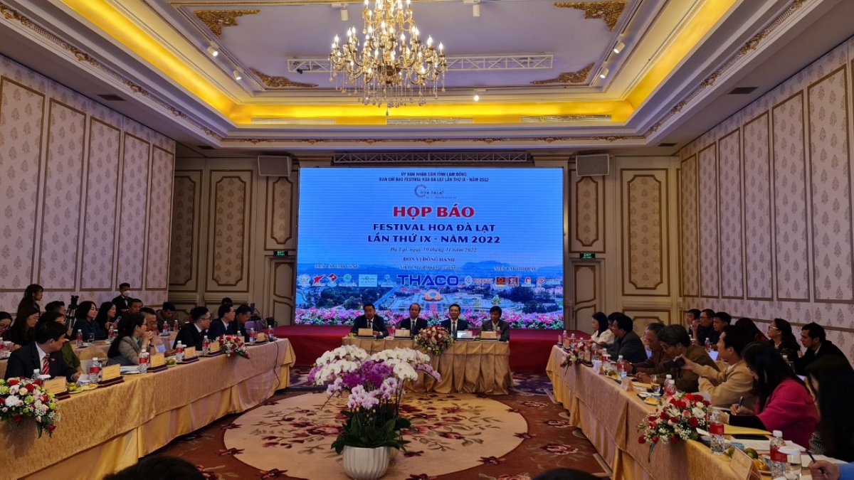 
Jơ hôp roi tơ băt dôm tơ drong jang lơ̆m Festival pơ kao Đà lạt ‘măng mă 9