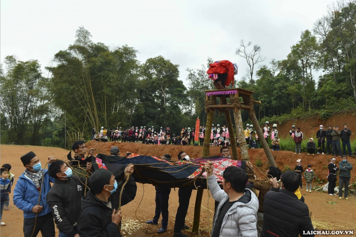 Nghi thức rơi đài trong lễ tủ cải là một biểu tượng cho sự ra đời của đứa trẻ. Ảnh: laichau.gov.vn