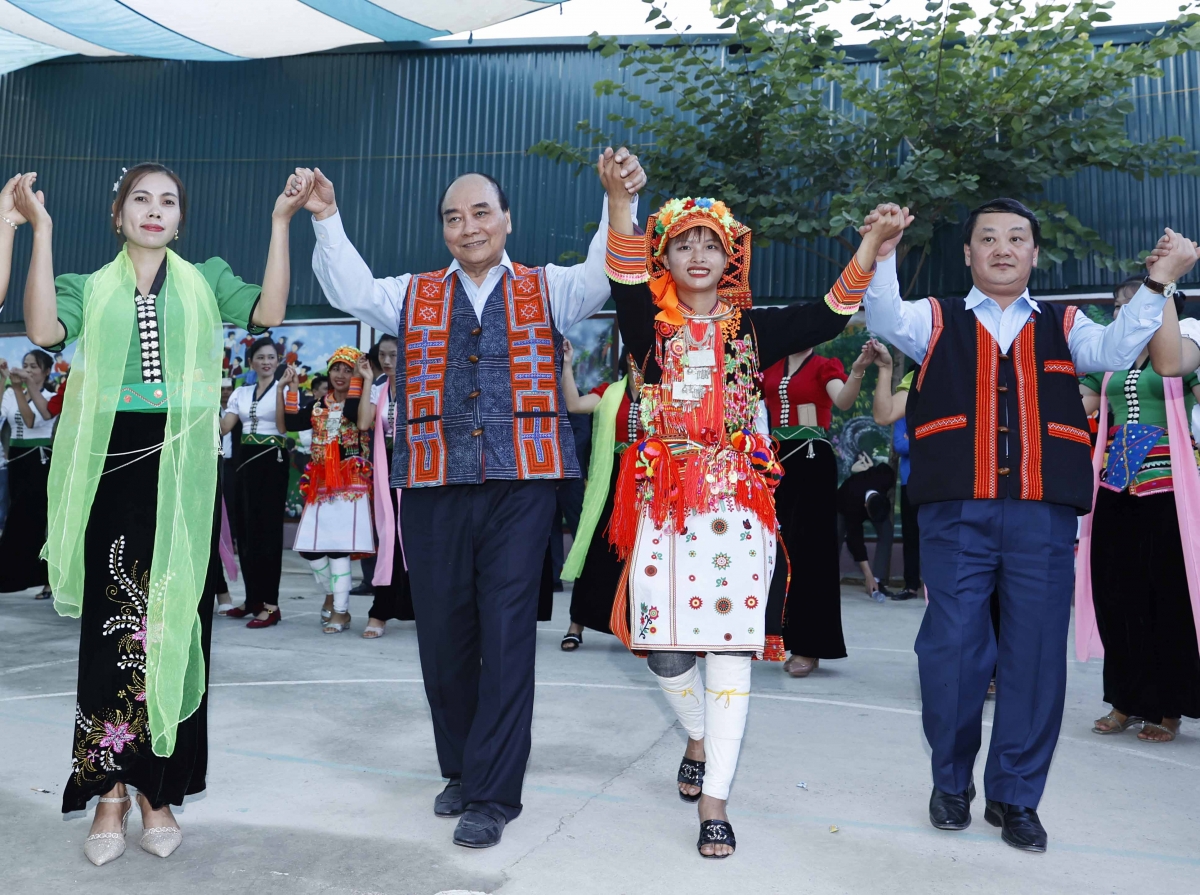 
Khua mir sir dêh čar ơi Nguyễn Xuân Phúc gum hrom hơdôm bruă mă hrom mơnuih ƀôn sang djop djuai ania tơring čar Lai Châu amăng hrơi jơnum ngui