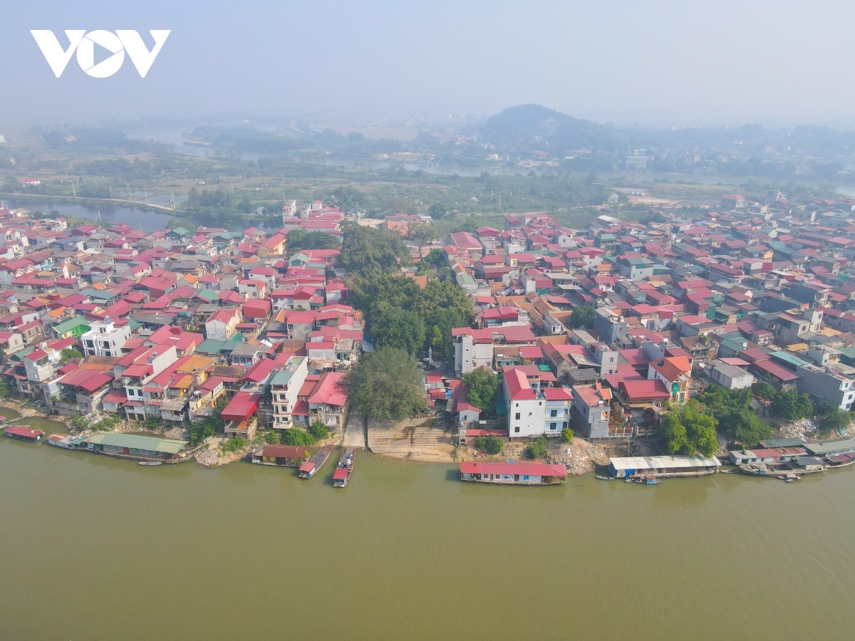 Nằm bên dòng sông Cầu thơ mộng, trải qua hàng ngàn năm lịch sử, làng Thổ Hà, xã Vân Hà (huyện Việt Yên, Bắc Giang) vẫn còn lưu giữ nét trầm mặc cổ kính của một làng quê thuần Việt. Đặc biệt, trong đó là bức cửa võng- một kiệt tác nghệ thuật chạm khắc mang tính mỹ thuật cao đại diện cho nền nghệ thuật tinh hoa thời Lê Trung Hưng.