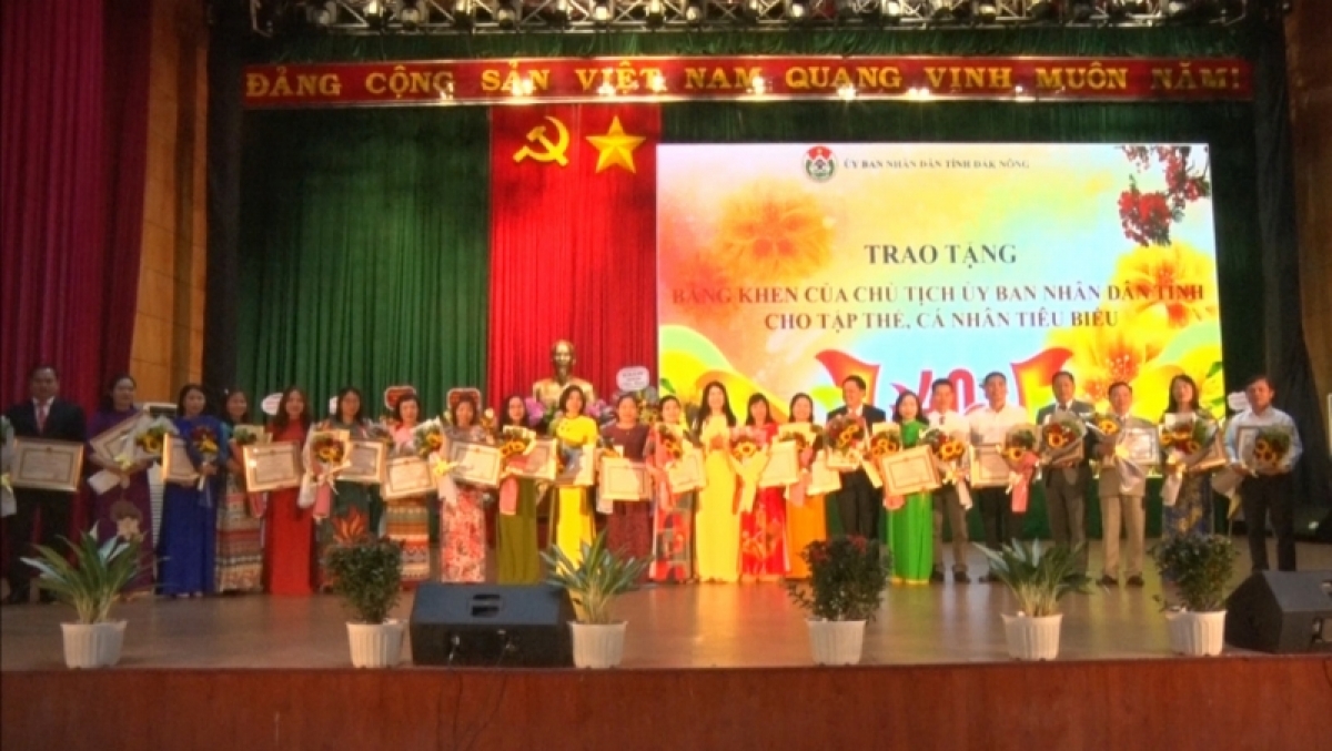 
Hơpăh Ƀăng khen đơ̆ng Kơdră vei lăng kon pơlei dêh char Dak Nông ăn đe kăn ƀô̆, thây kô