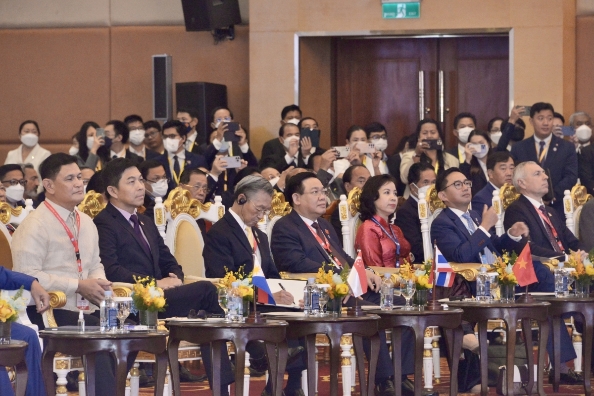 
Kơdră chĕp pơgơ̆r Kuô̆k hô̆i vang Hop akŏm Khŭl kơdră AIPA – 43