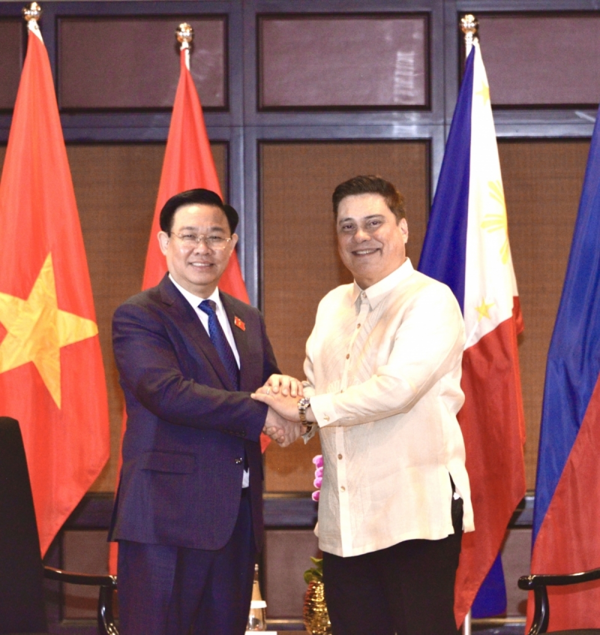 Khua pơ ala mơnuih ƀôn sang ơi Vương Đình Huệ hăng Khua gơnong dlông pơ ala mơnuih ƀôn sang Philippines