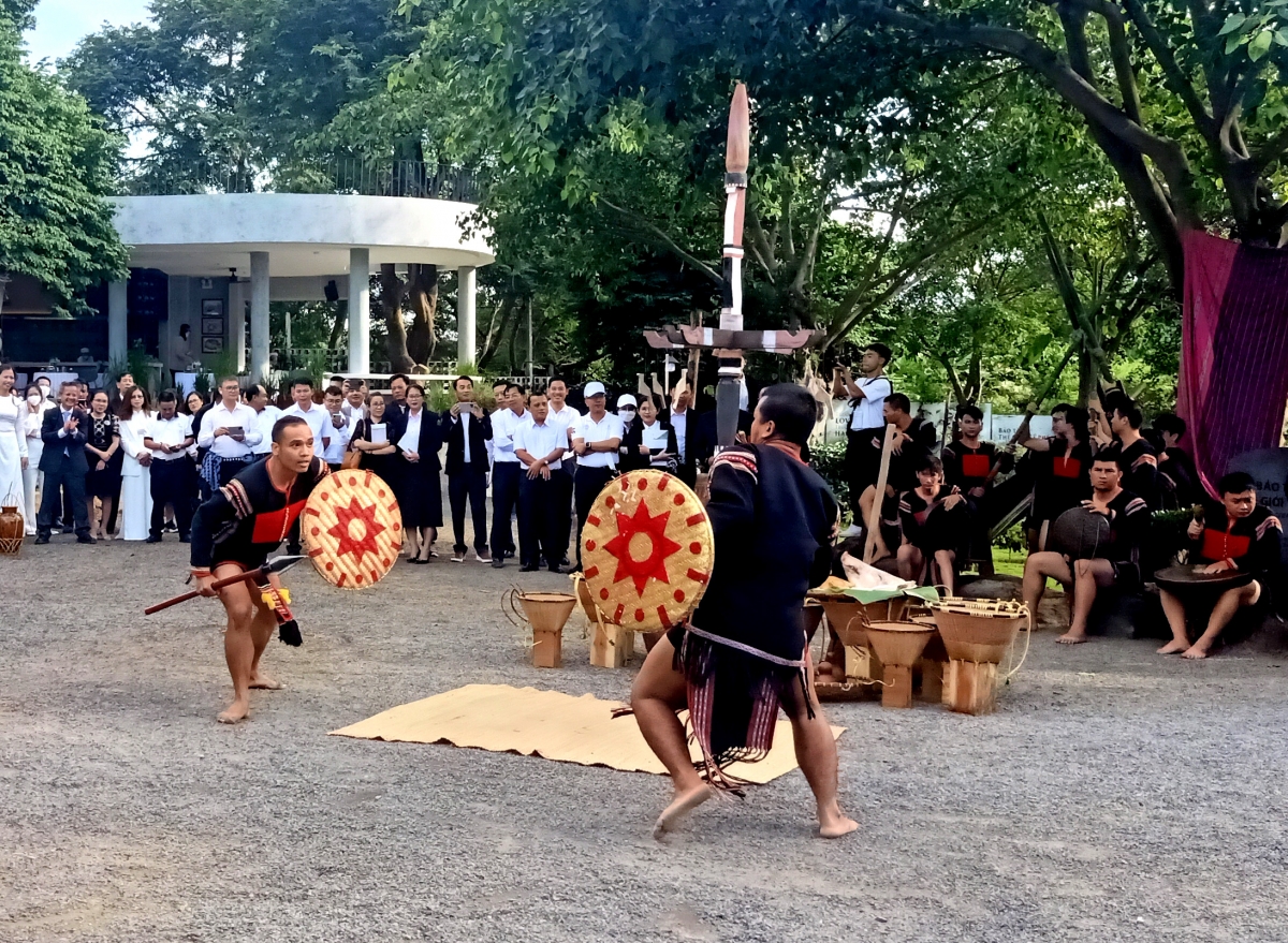 
Mơđah tơdroăng rơngê rơngối hơ‘muăn hdrôu Dam San ai krâm mơngế ngăn