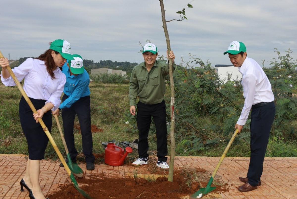 
Kăn ƀô̆ đoân viên droh rơtăm veăng pêt loăng a hâi leh mơhnhôk