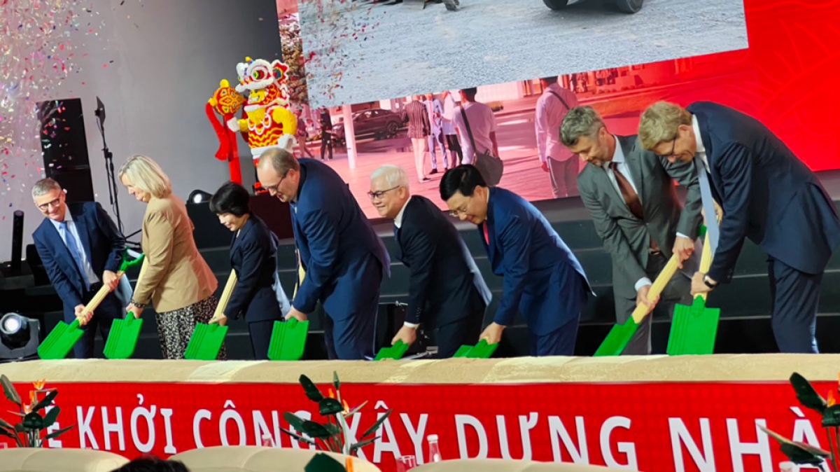 
Ngă lơphet pơphun man pơdong sang măi mơng grup LEGO