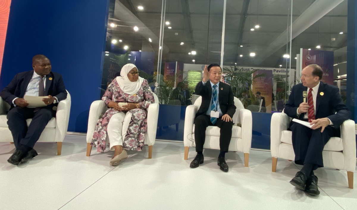 
Ƀộ trưởng Ƀộ Tài nguyên mờ Môi trường ồng Trần Hồng Hà lơh broă mờ Mpồl Ngân hàng Dunia kềng bơdìh dơ̆ pơrjum COP 27 (rùp Ngọc Thạch.jpg dê)