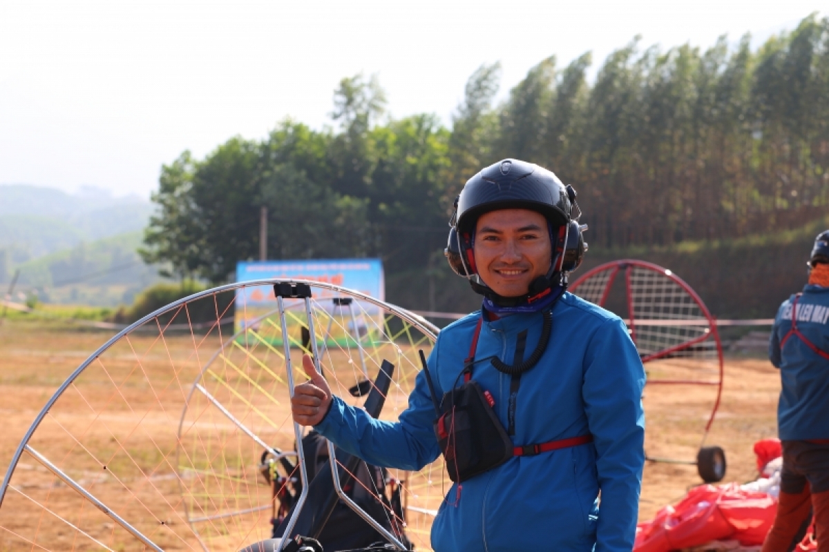 Phi công Đoàn Mạnh Nguyên -  CLB Dù lượn Đông Bắc cho biết: "Đường đi lại lên đến điểm bay rất thuật tiện. Các điểm bay từ sân bóng đá thôn Cốc Lồng, xã Lục Hồn lên đến Hoành Mô đi qua nhiều địa điểm đẹp và hùng vĩ của núi rừng, các thửa ruộng bậc thang và con suối". 